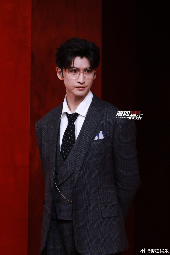 Thảm đỏ nóng nhất hôm nay: Lâm Duẫn o ép vòng 1 đọ