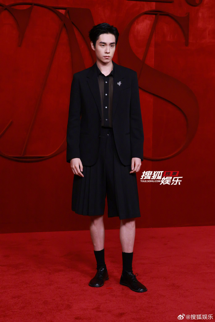 Thảm đỏ nóng nhất hôm nay: Lâm Duẫn o ép vòng 1 đọ