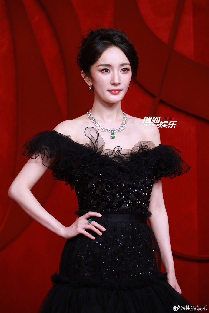 Thảm đỏ nóng nhất hôm nay: Lâm Duẫn o ép vòng 1 đọ