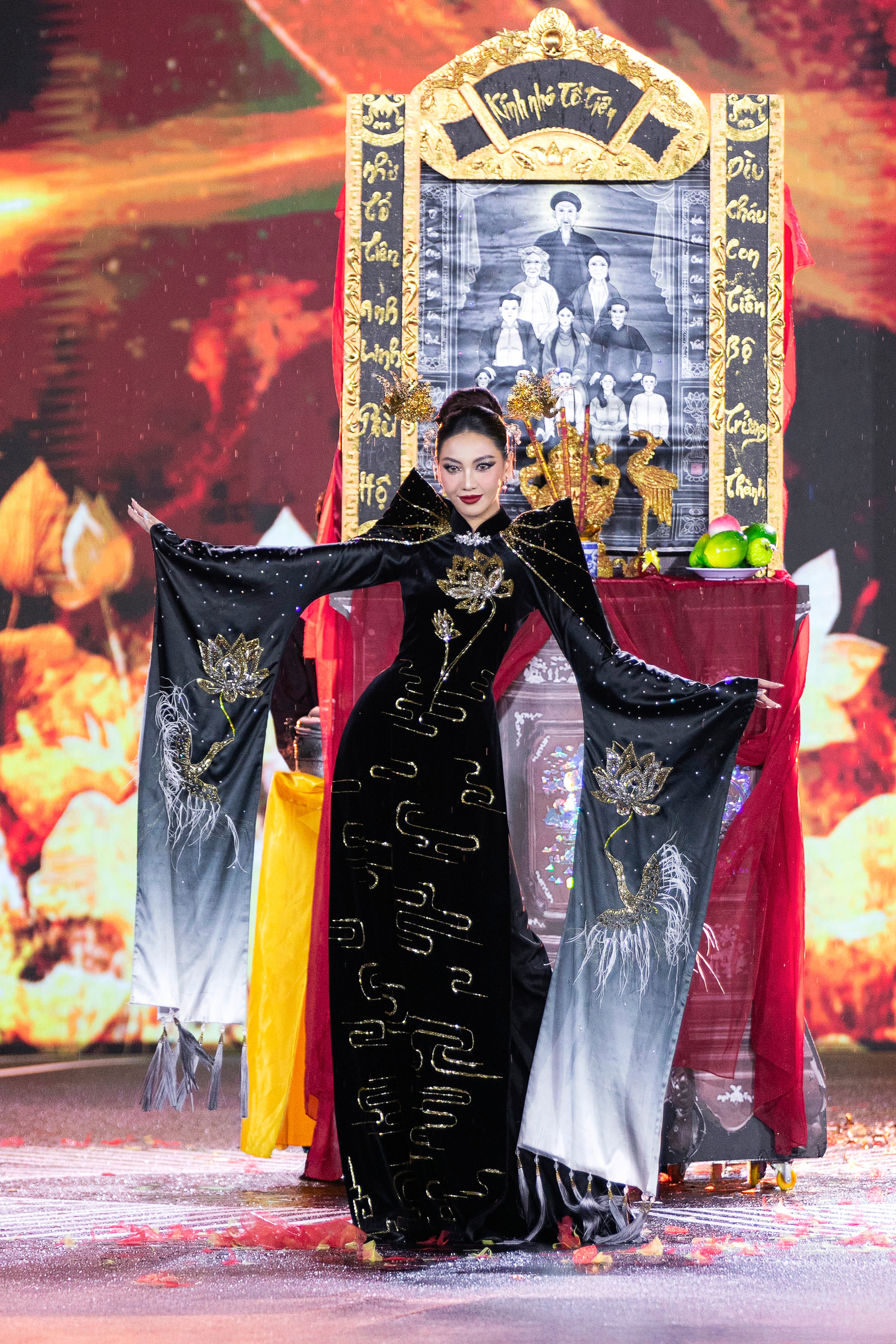 Miss Grand Vietnam gây tranh cãi vì mang bàn thờ gia tiên lên sân khấu, Tiểu Vy cũng dính