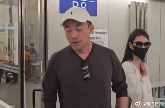 Netizen tiết lộ Uông Tiểu Phi khóc thảm thiết trên máy bay sau khi vợ cũ Từ Hy Viên qua đời- Ảnh 2. Netizen tiết lộ Uông Tiểu Phi khóc thảm thiết trên máy bay sau khi vợ cũ Từ Hy Viên qua đời- Ảnh 2.