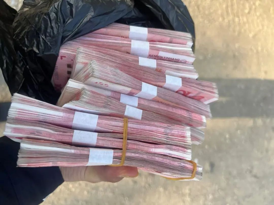 Đột kích nhà riêng của 1 cựu giám đốc bệnh viện, tịch thu hơn 4,2 tỷ đồng tiền mặt, 1,6 tỷ tiền tiết kiệm cùng nhiều tài sản khác- Ảnh 1.