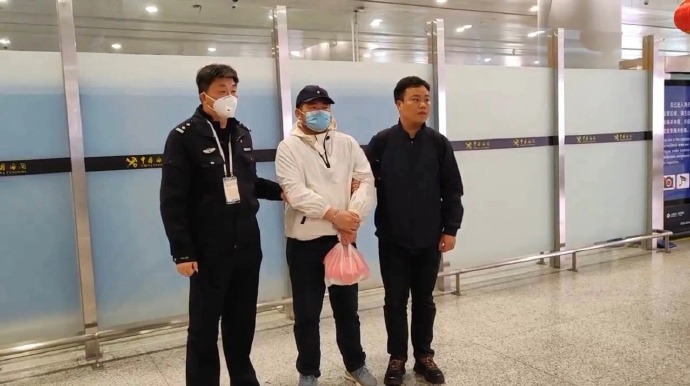 Nóng: Dẫn độ 10 nghi phạm buôn người, lừa bán nghệ sĩ sang biên giới Thái Lan - Myanmar về nước- Ảnh 2. Nóng: Dẫn độ 10 nghi phạm buôn người, lừa bán nghệ sĩ sang biên giới Thái Lan - Myanmar về nước- Ảnh 2.