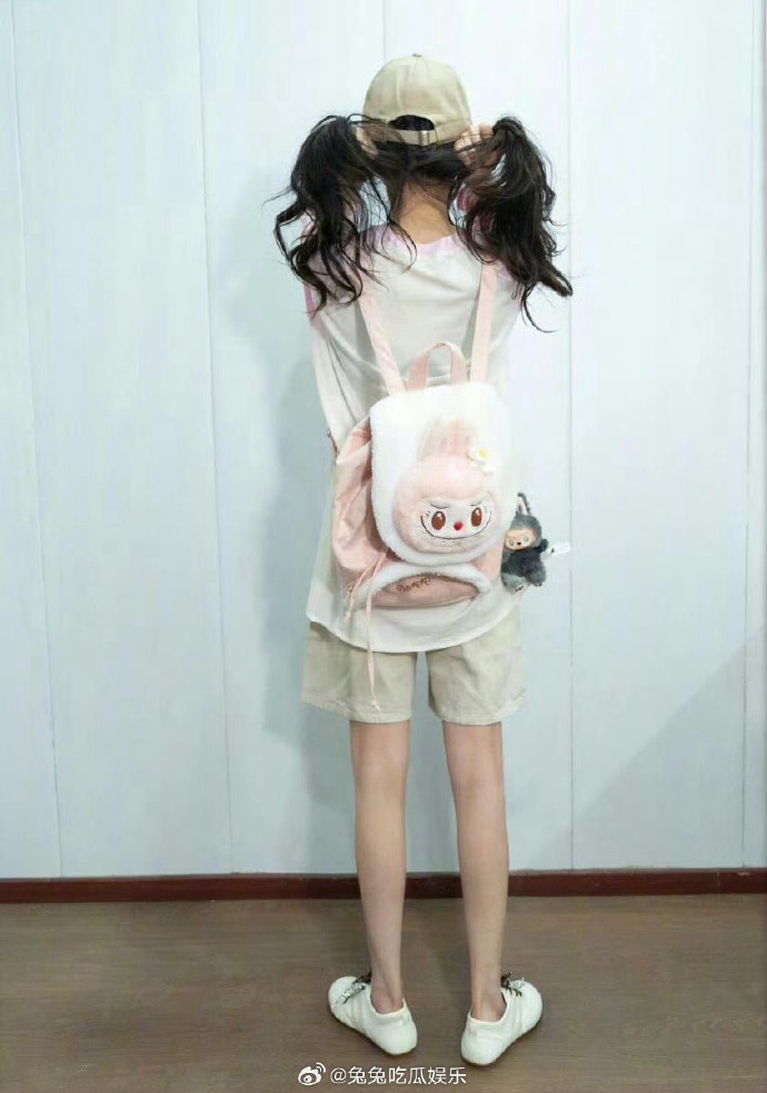 Khung hình gây lú nhất ngày: Đây là Dương Mịch hay con gái 11 tuổi?- Ảnh 1.