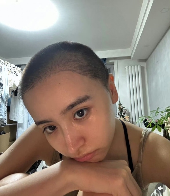 Mỹ nữ gen Z có visual đắt giá nhất showbiz bất ngờ tàn tạ đến đau lòng, cạo trọc đầu gây sốc MXH- Ảnh 3.