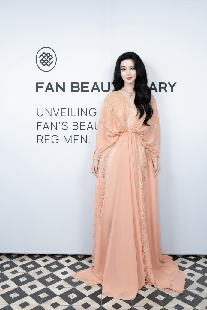 Phạm Băng Băng mặt bỗng biến sắc, khóc nghẹn giữa sự kiện- Ảnh 4.