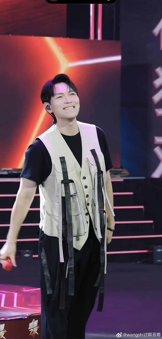 Clip: 1 nam ca sĩ ngã nhào khỏi sân khấu cao 2 m, bất tỉnh tại chỗ- Ảnh 5.