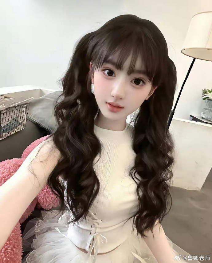 Nữ sinh thủ khoa kỳ thi phát thanh bị bắt tẩy trang 5 lần vì mặt mộc đẹp