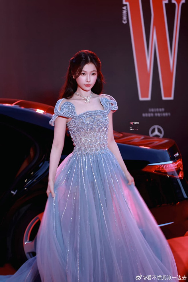 Siêu thảm đỏ hot nhất tối nay: Nhiệt Ba trưng trổ body