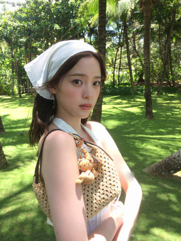 "Công chúa gen Z showbiz" chơi lớn, diện bikini khoe lưng trần, nóng bỏng hơn cả mùa hè 006ucxbogy1i27wpxyroyj31w02io1kz 17493647096971500775811 1749370785950 17493707862081997766652