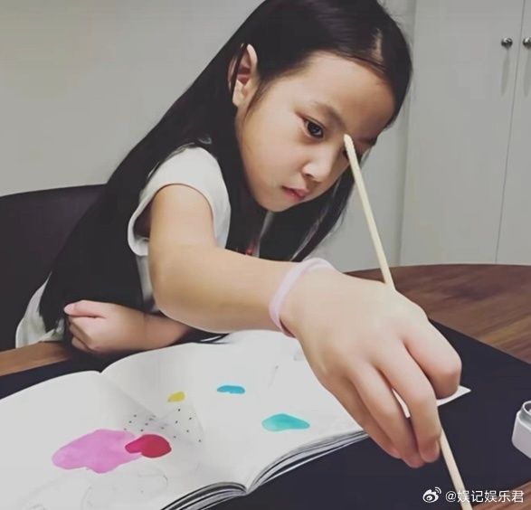 Không thể tin nổi đây là visual của con gái Triệu Vy ở tuổi 15!- Ảnh 9. Không thể tin nổi đây là visual của con gái Triệu Vy ở tuổi 15!- Ảnh 9.