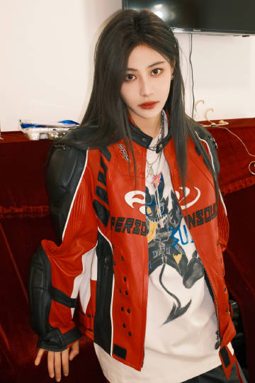 Clip căng: Nữ ca sĩ 2K chỉ tay thẳng mặt mắng 1 người đàn ông giữa sân bay, biết lí do càng sững sờ!- Ảnh 2.