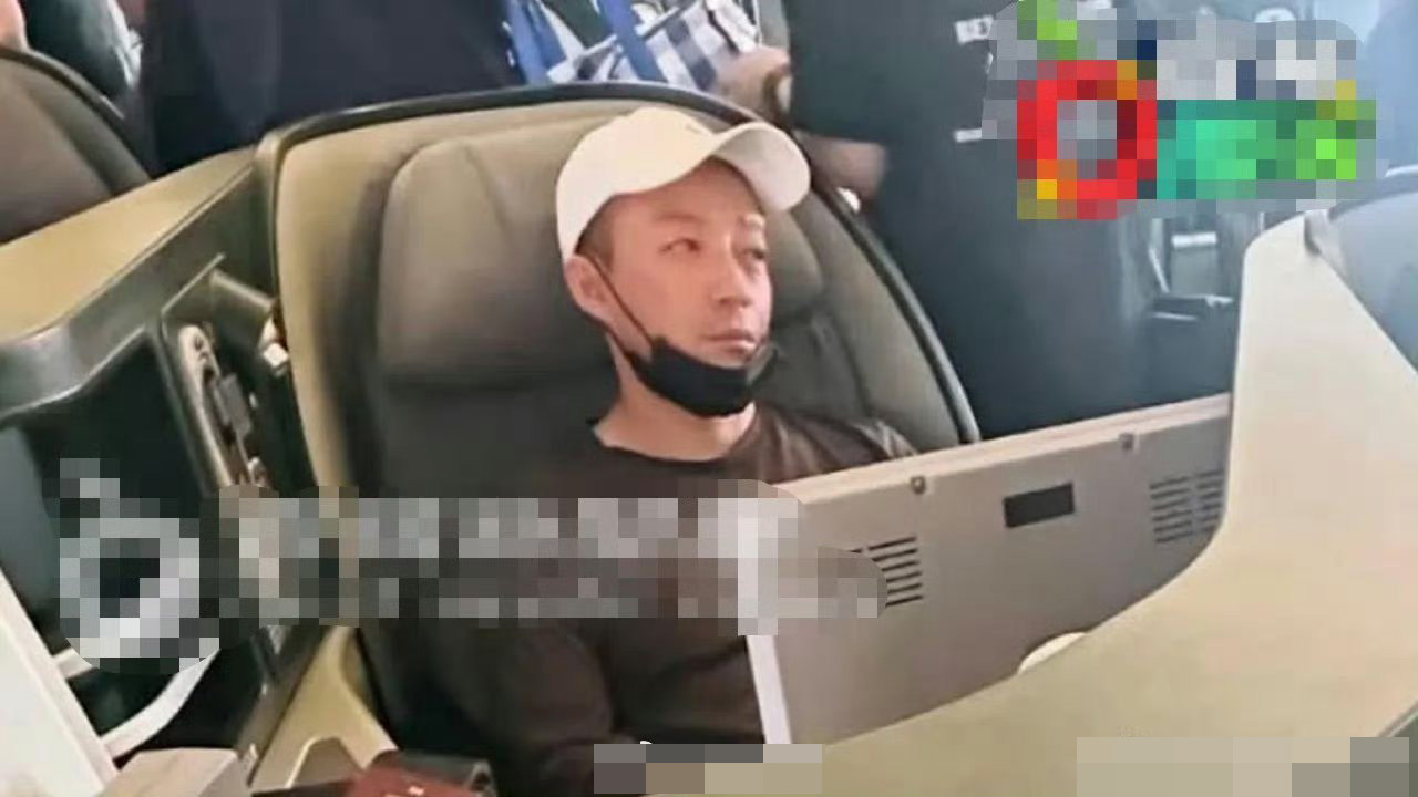 Netizen tiết lộ Uông Tiểu Phi khóc thảm thiết trên máy bay sau khi vợ cũ Từ Hy Viên qua đời- Ảnh 1. Netizen tiết lộ Uông Tiểu Phi khóc thảm thiết trên máy bay sau khi vợ cũ Từ Hy Viên qua đời- Ảnh 1.