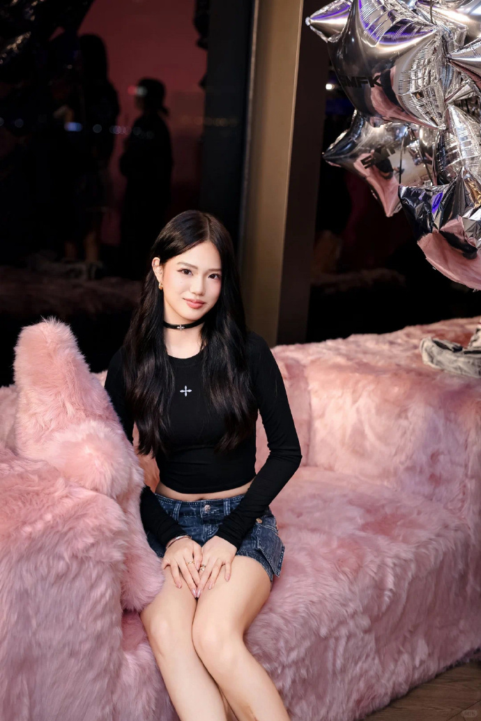 Con gái 17 tuổi gây sốt của