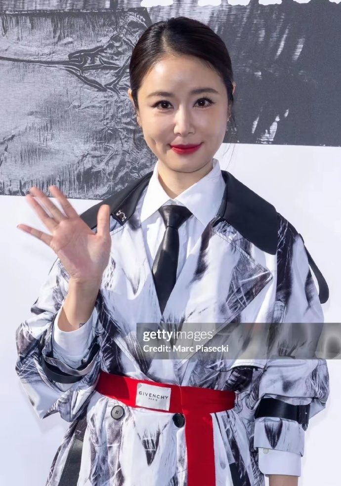 Xuất hiện với khuôn mặt căng phồng tại Paris, Lâm Tâm Như 49 tuổi lại bị mỉa mai: Thư Kỳ