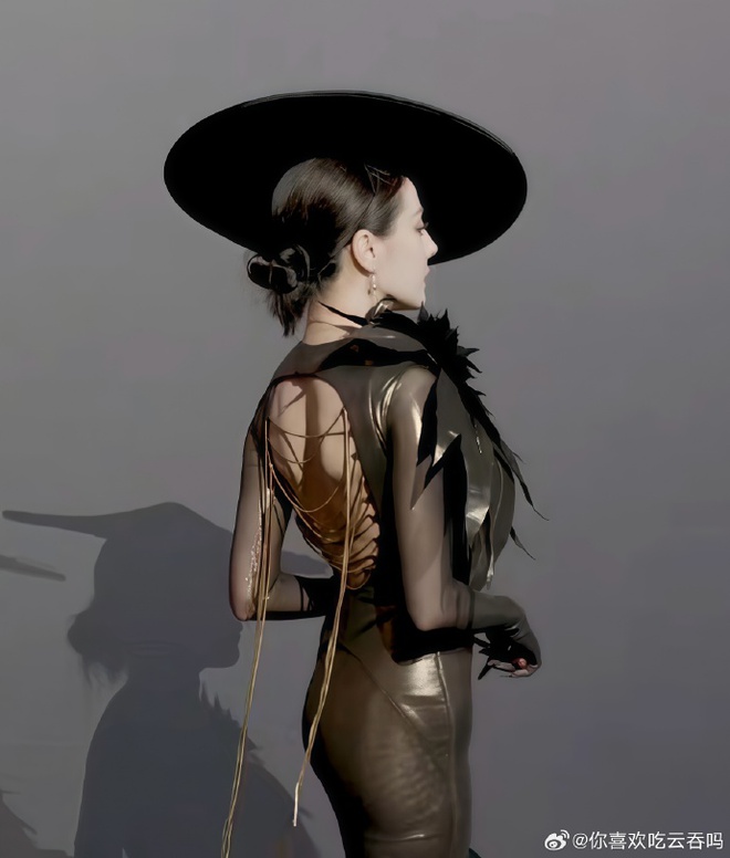 Siêu thảm đỏ hot nhất tối nay: Nhiệt Ba trưng trổ body