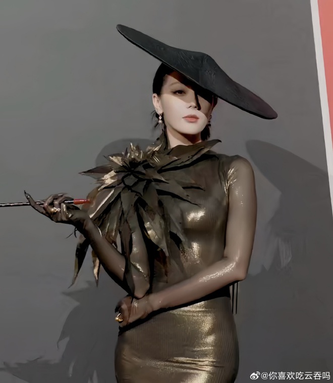 Siêu thảm đỏ hot nhất tối nay: Nhiệt Ba trưng trổ body