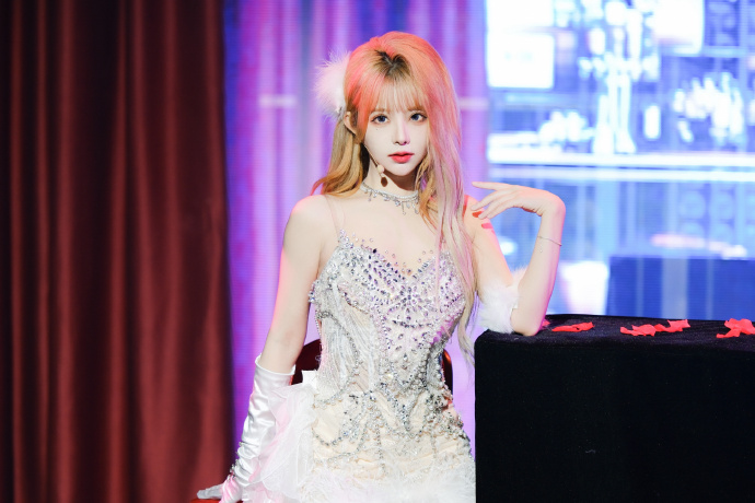 Nghi án nữ ca sĩ 2k3 đi tù vì mở sòng bạc trái phép- Ảnh 2. Nghi án nữ ca sĩ 2k3 đi tù vì mở sòng bạc trái phép- Ảnh 2.