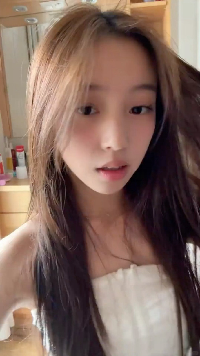 Không thể tin nổi đây là visual của con gái Triệu Vy ở tuổi 15!- Ảnh 3. Không thể tin nổi đây là visual của con gái Triệu Vy ở tuổi 15!- Ảnh 3.