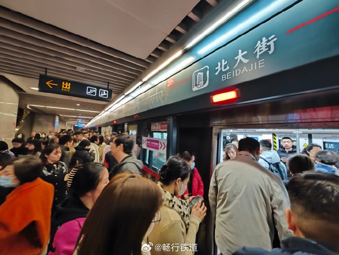 Cảnh tượng nghẹt thở tại xứ tỷ dân vào đúng ngày 1/10- Ảnh 4. Cảnh tượng nghẹt thở tại xứ tỷ dân vào đúng ngày 1/10- Ảnh 4.