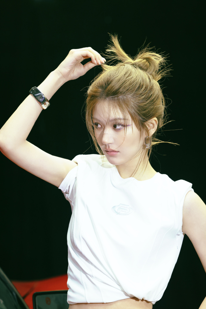 Căng nhất hôm nay: Triệu Lộ Tư lại gây náo loạn MXH, fan ruột