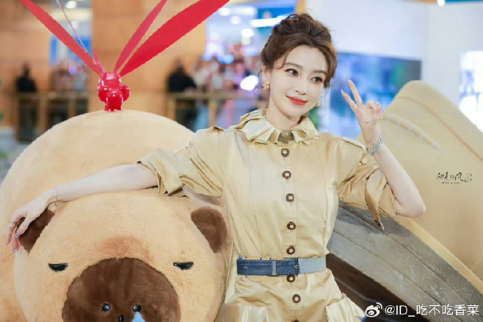 Angelababy ê chề: Mặc lại váy cũ từ 3 năm trước đi sự kiện, cố nén nước mắt nhưng bị mỉa mai quá giả tạo- Ảnh 1.