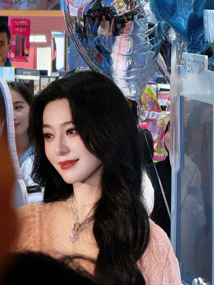 Phạm Băng Băng mặt bỗng biến sắc, khóc nghẹn giữa sự kiện- Ảnh 3.