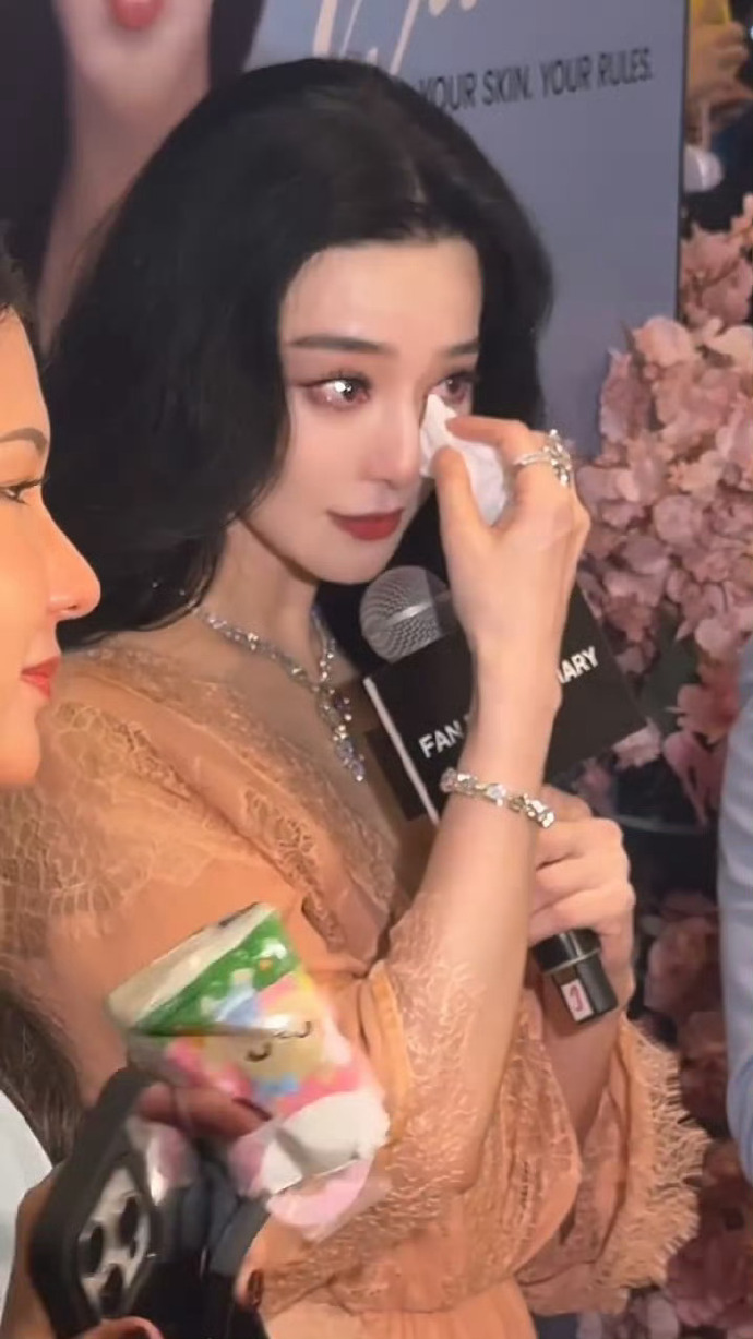 Phạm Băng Băng mặt bỗng biến sắc, khóc nghẹn giữa sự kiện- Ảnh 2.