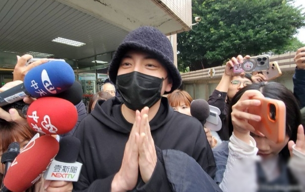 Clip nóng: Mỹ nam Thơ Ngây ngông chưa từng thấy, thái độ trêu ngươi gây phẫn nộ sau khi nộp 3,8 tỷ tại ngoại- Ảnh 1. Clip nóng: Mỹ nam Thơ Ngây ngông chưa từng thấy, thái độ trêu ngươi gây phẫn nộ sau khi nộp 3,8 tỷ tại ngoại- Ảnh 1.