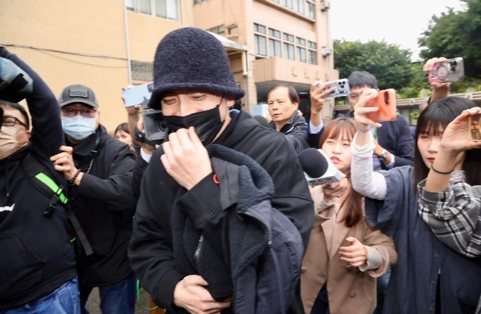 Clip nóng: Mỹ nam Thơ Ngây ngông chưa từng thấy, thái độ trêu ngươi gây phẫn nộ sau khi nộp 3,8 tỷ tại ngoại- Ảnh 2. Clip nóng: Mỹ nam Thơ Ngây ngông chưa từng thấy, thái độ trêu ngươi gây phẫn nộ sau khi nộp 3,8 tỷ tại ngoại- Ảnh 2.