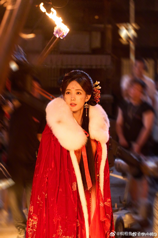 Cảnh múa mê hoặc nam nhân, mê đắm lòng người của mỹ nữ đẹp và hề nhất màn ảnh Trung Quốc lúc này- Ảnh 4.