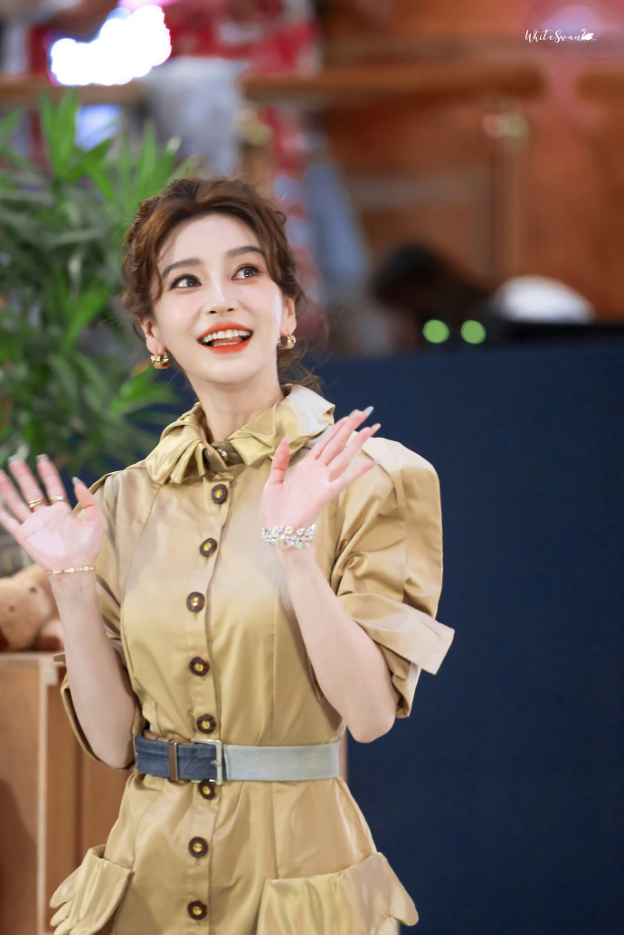 Angelababy ê chề: Mặc lại váy cũ từ 3 năm trước đi sự kiện, cố nén nước mắt nhưng bị mỉa mai quá giả tạo- Ảnh 3.