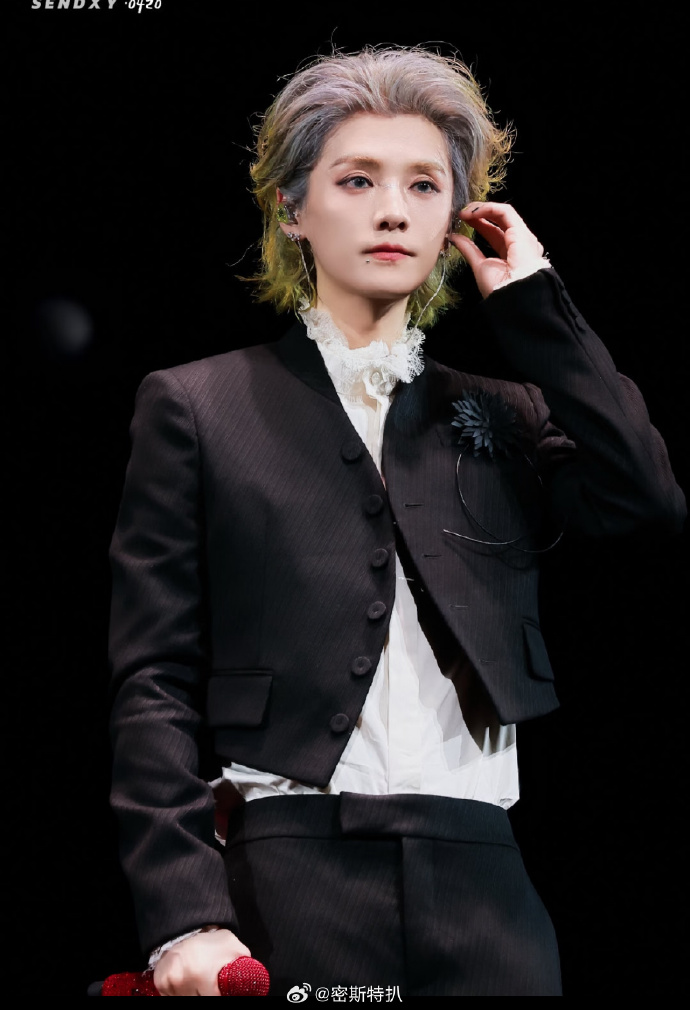 Nam thần đắt giá nhất showbiz gầy như