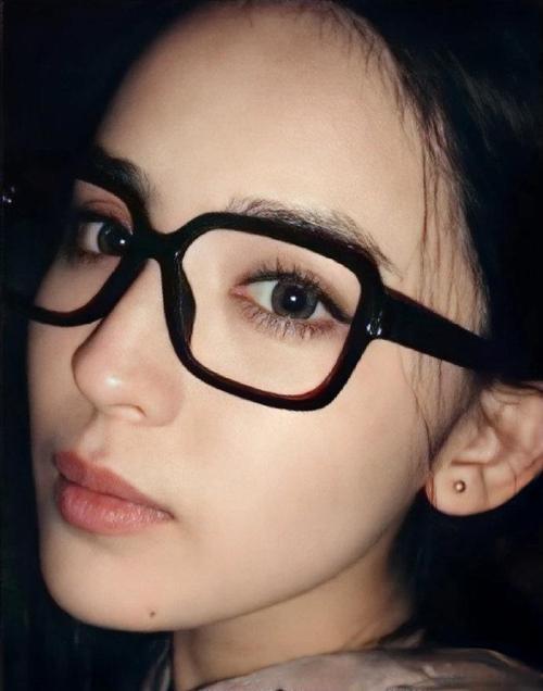 Lộ ảnh năm 16 tuổi của mỹ nhân Tân Cương đẹp nhất Cbiz, hàng triệu netizen tranh cãi: