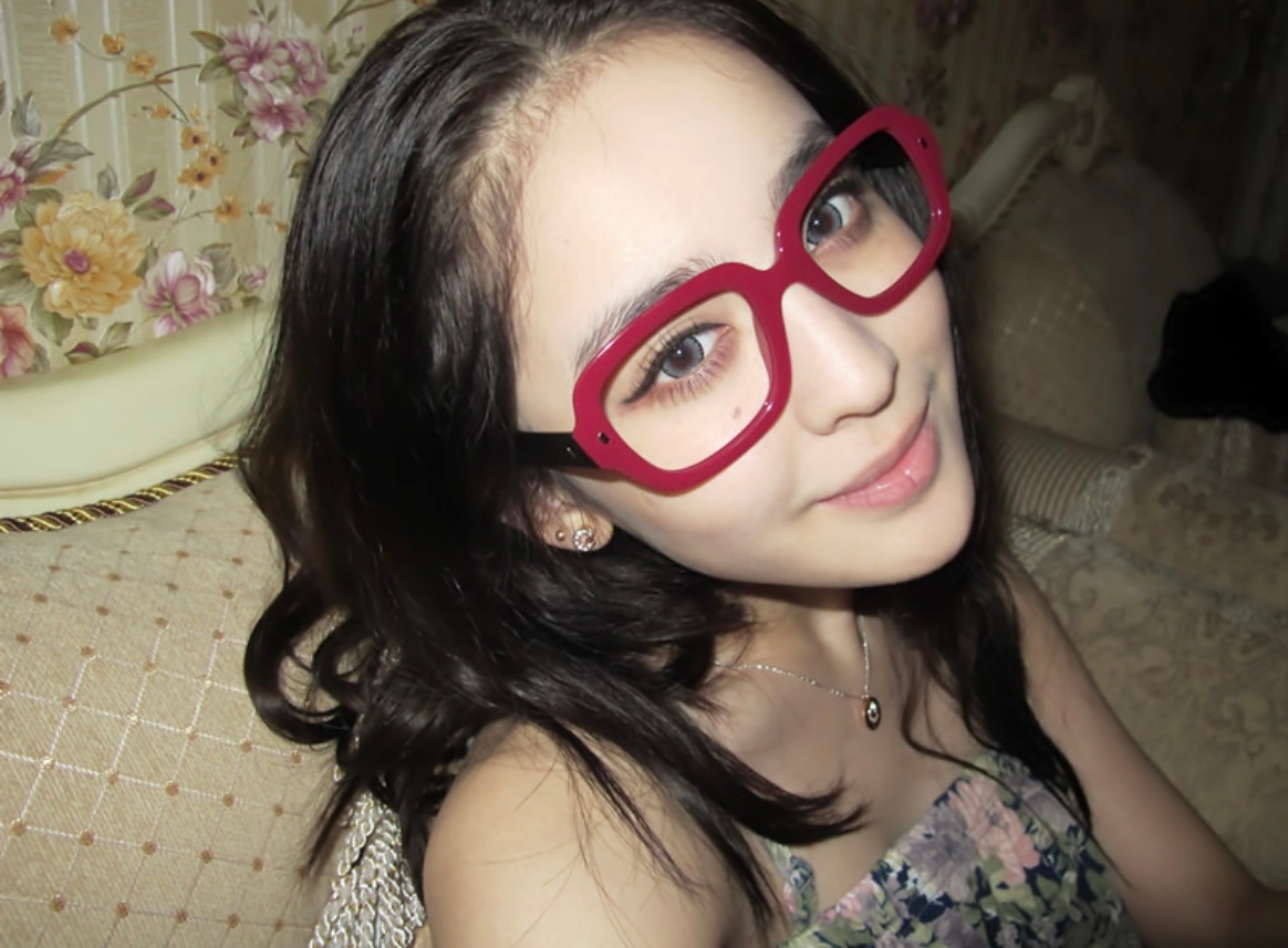 Lộ ảnh năm 16 tuổi của mỹ nhân Tân Cương đẹp nhất Cbiz, hàng triệu netizen tranh cãi: