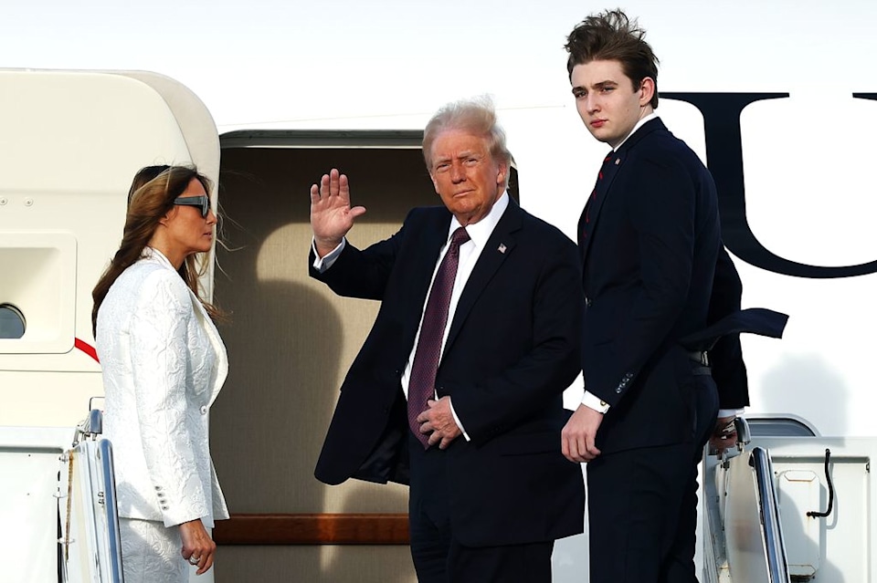 "Hoàng tử Nhà Trắng" Barron Trump bất ngờ gây sốt với ngoại hình cực kỳ khác lạ đến không nhận ra trong ngày cha nhậm chức 00d4cd5dfa82 gettyimages 2194601972 1737393066509 1737393066602931493788