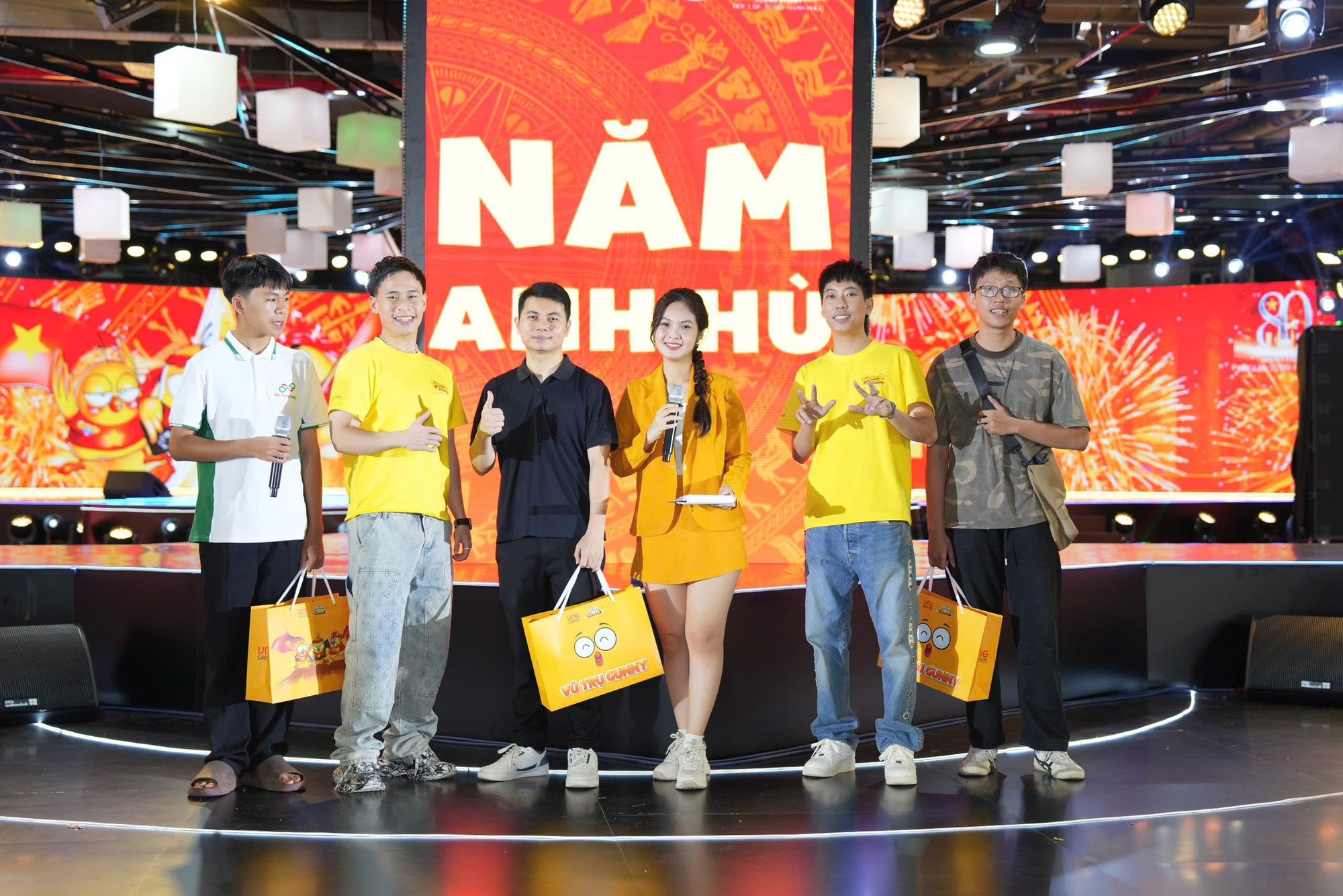 Bộ đôi hot streamer nhà Refund Gaming gây sốt cùng Vũ Trụ Gunny- Ảnh 1.