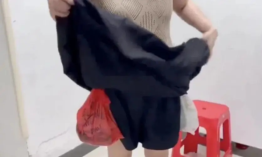 Không tin nổi: Cô gái mang hàng trăm con cá sống theo cách khó ai ngờ- Ảnh 1. Không tin nổi: Cô gái mang hàng trăm con cá sống theo cách khó ai ngờ- Ảnh 1.