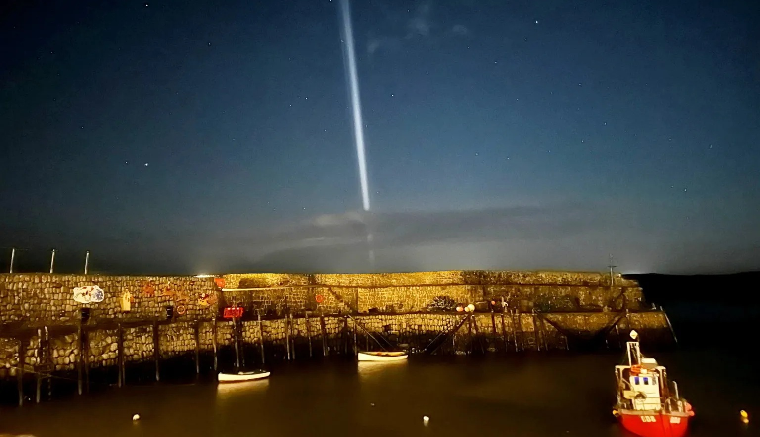 Vệt sáng lạ trên bầu trời Anh gây xôn xao- Ảnh 1.