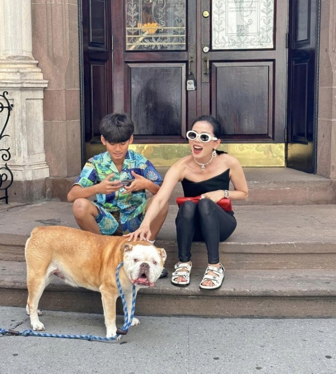 "Cậu ấm" nhà sao Việt 14 tuổi đã sở hữu biệt thự 200 tỷ và BST đồ hiệu đắt đỏ, visual trổ mã "lột xác" gây sốt 0105729552 8651129771303753705 n 1694678817 553 width780height870 width780height870 1718270726778179974870 17408436592801560920344 1740844959215 174084495935928716515