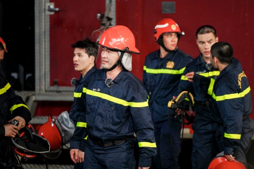 Chiến sĩ quả cảm đạt Top 1 rating VTV3, chiếm sóng toàn quốc ngay tập đầu tiên!- Ảnh 12. Chiến sĩ quả cảm đạt Top 1 rating VTV3, chiếm sóng toàn quốc ngay tập đầu tiên!- Ảnh 12.