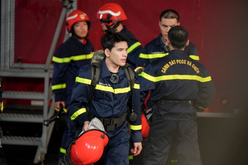 Chiến sĩ quả cảm đạt Top 1 rating VTV3, chiếm sóng toàn quốc ngay tập đầu tiên!- Ảnh 11. Chiến sĩ quả cảm đạt Top 1 rating VTV3, chiếm sóng toàn quốc ngay tập đầu tiên!- Ảnh 11.