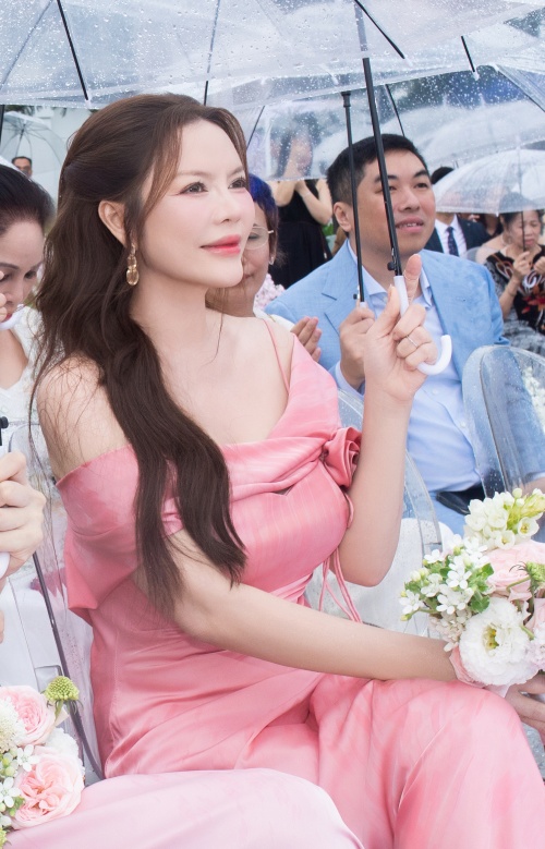 Dàn sao dự đám cưới Hồ Quỳnh Hương: Thiều Bảo Trâm khoe dáng gợi cảm, Dàn sao dự đám cưới Hồ Quỳnh Hương: Thiều Bảo Trâm khoe dáng gợi cảm,