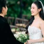 Lễ thành đôi Vũ Cát Tường: Cô dâu chính thức lộ diện với visual cực xinh, cặp đôi rơi nước mắt giữa lễ đường đẹp như mơ 01lv06396 17393548746542054833648 26 0 288 500 crop 17393548980271428657115jpg