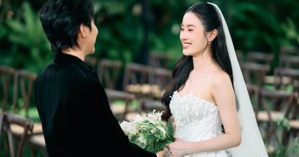 Lễ thành đôi Vũ Cát Tường: Cô dâu chính thức lộ diện với visual cực xinh, cặp đôi rơi nước mắt giữa lễ đường đẹp như mơ 27 Lễ thành đôi Vũ Cát Tường: Cô dâu chính thức lộ diện với visual cực xinh, cặp đôi rơi nước mắt giữa lễ đường đẹp như mơ 01lv06396 17393548746542054833648 26 0 288 500 crop 17393548980271428657115jpg