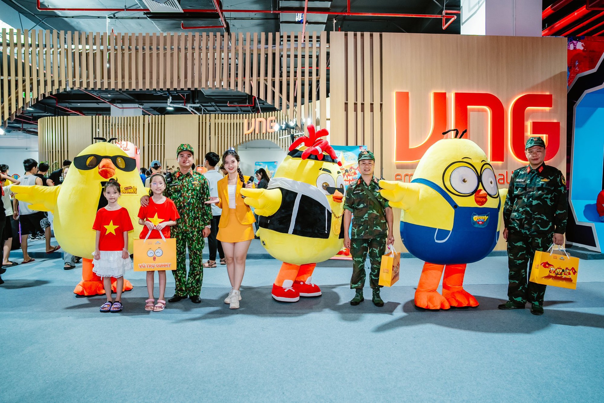 Bộ đôi hot streamer nhà Refund Gaming gây sốt cùng Vũ Trụ Gunny- Ảnh 2.