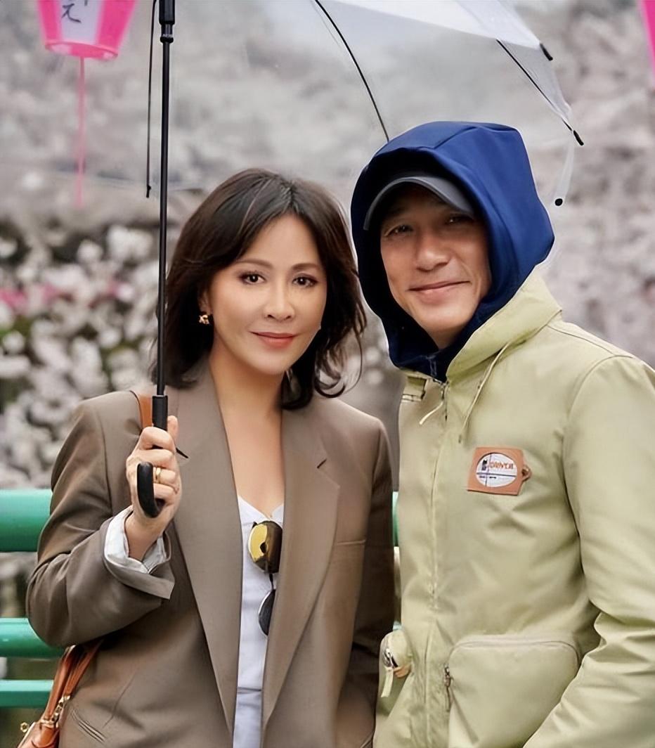 Lưu Gia Linh khoe đôi chân thon dài ở tuổi 59 bên cạnh Lương Triều Vỹ, tình yêu vẫn bền vững qua 3 thập kỷ- Ảnh 6.