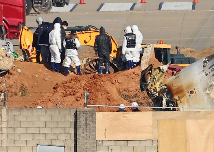 Sốc: Hàn Quốc điều tra email bí ẩn tự nhận gây ra vụ tai nạn máy bay Jeju Air, Interpol vào cuộc- Ảnh 1. Sốc: Hàn Quốc điều tra email bí ẩn tự nhận gây ra vụ tai nạn máy bay Jeju Air, Interpol vào cuộc- Ảnh 1.