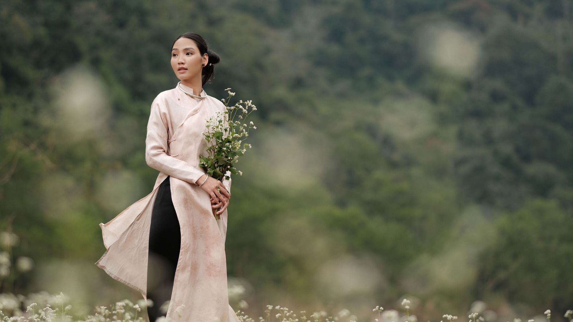 Mỹ nhân Việt mới 17 tuổi đã được săn đón tới tận cửa lớp học, hút 3 triệu view nhờ mặt mộc đẹp tuyệt đối- Ảnh 3. Mỹ nhân Việt mới 17 tuổi đã được săn đón tới tận cửa lớp học, hút 3 triệu view nhờ mặt mộc đẹp tuyệt đối- Ảnh 3.