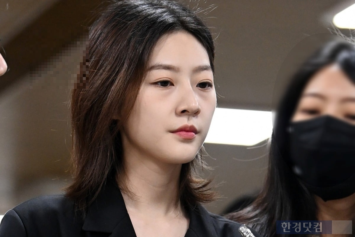 Kim Sae Ron buộc dừng mọi hoạt động diễn xuất cũng như phải đền bù các hợp đồng trước đó với một số tiền khá lớn do vướng vào vụ bê bối do gây tai nạn trong tình trạng say xỉn. Kim Sae Ron buộc dừng mọi hoạt động diễn xuất cũng như phải đền bù các hợp đồng trước đó với một số tiền khá lớn do vướng vào vụ bê bối do gây tai nạn trong tình trạng say xỉn.